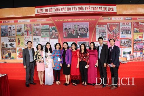Thứ trưởng Bộ VHTTDL Trịnh Thị Thủy chụp ảnh lưu niệm tại gian trưng bày Liên chi hội Nhà báo Bộ VHTTDL